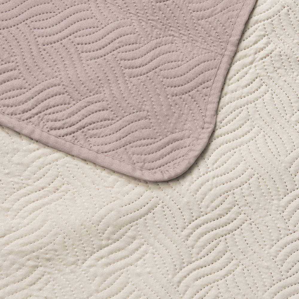 Queen Fitted Sheet & Comforter Set - Image 4